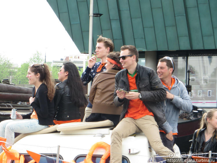 По каналам в день Короля в Амстердаме