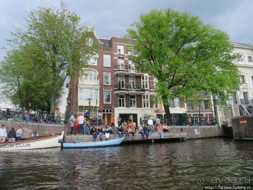 По каналам в день Короля в Амстердаме