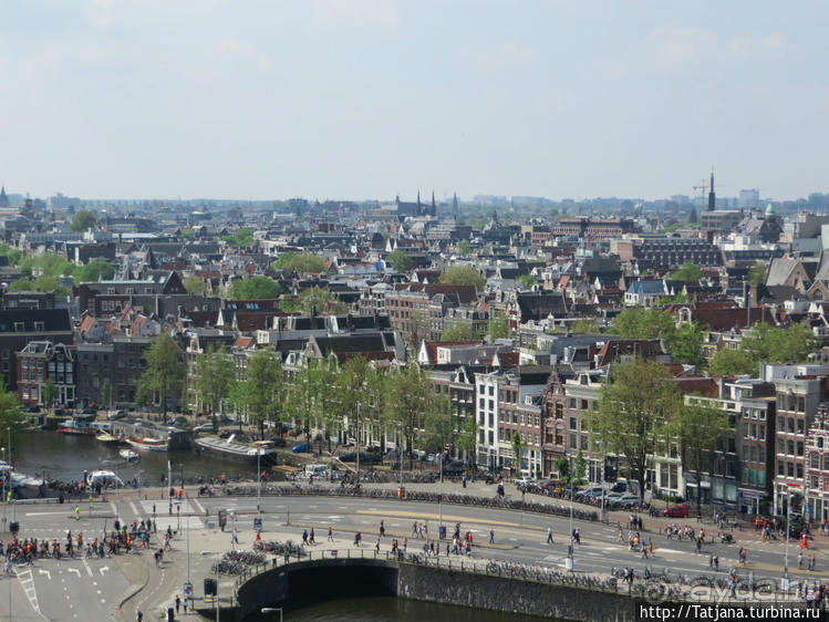 По каналам в день Короля в Амстердаме