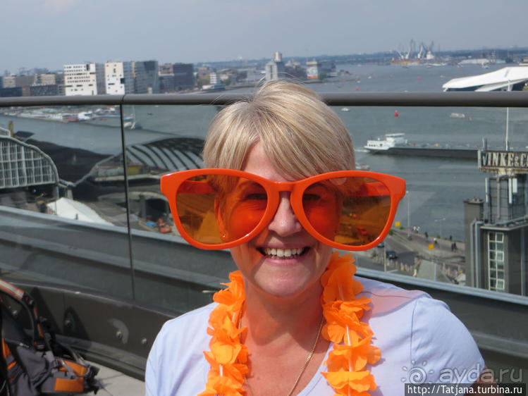 По каналам в день Короля в Амстердаме