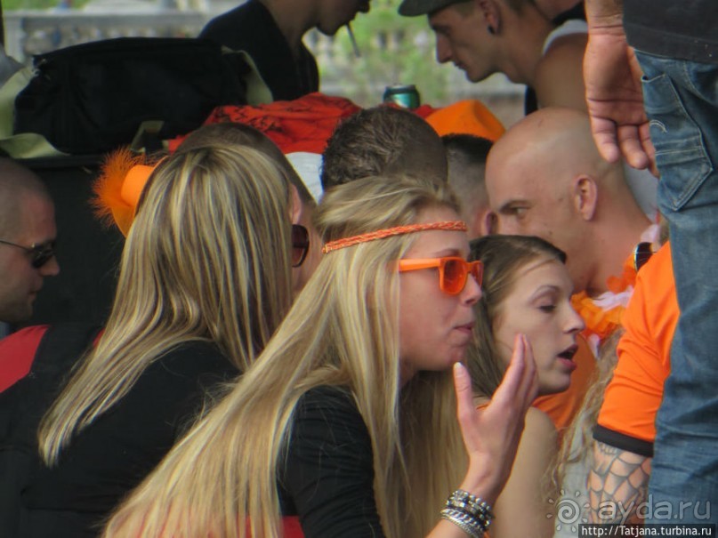 По каналам в день Короля в Амстердаме