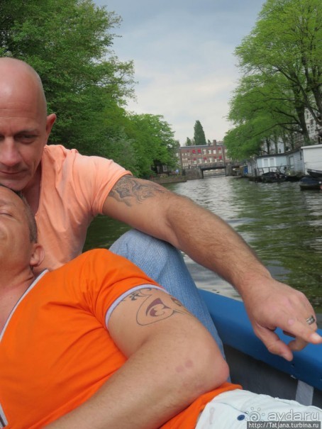 По каналам в день Короля в Амстердаме