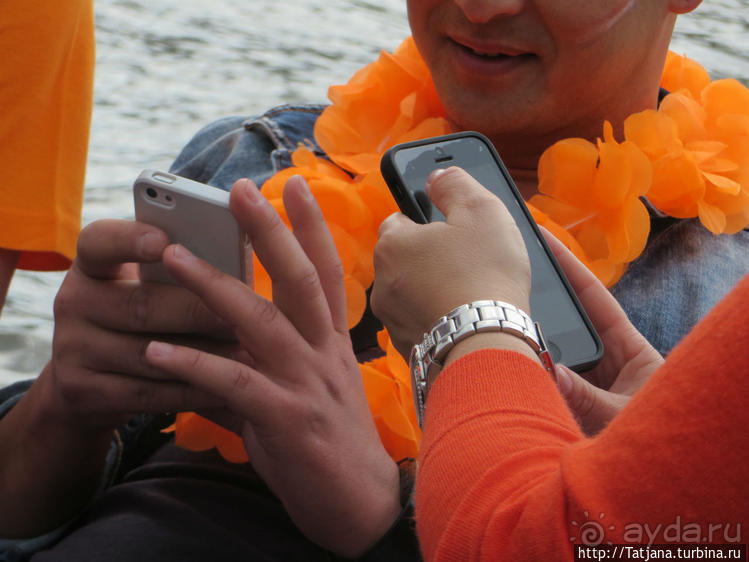 По каналам в день Короля в Амстердаме