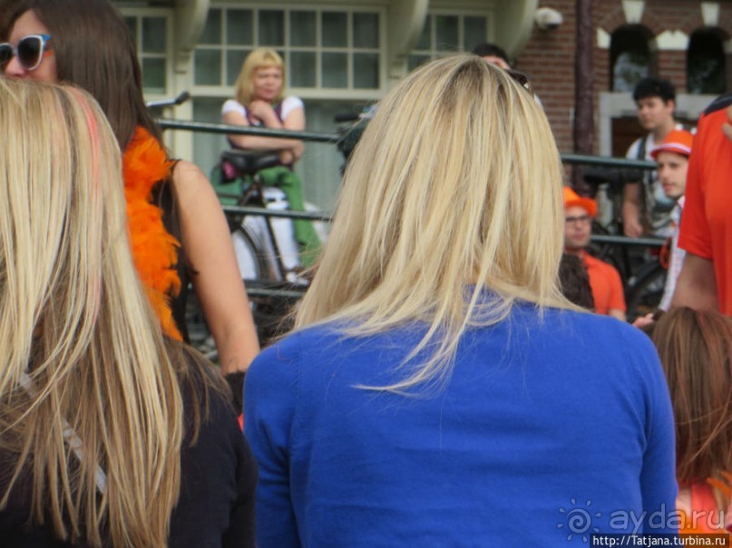 По каналам в день Короля в Амстердаме