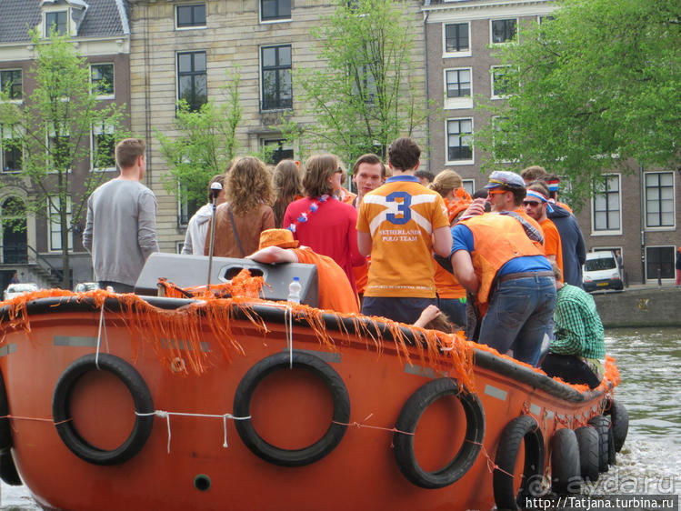 По каналам в день Короля в Амстердаме