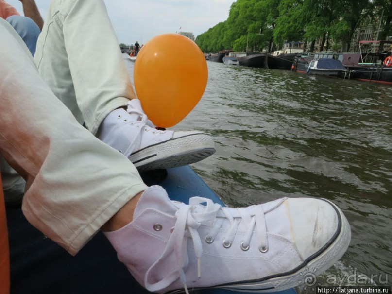 По каналам в день Короля в Амстердаме