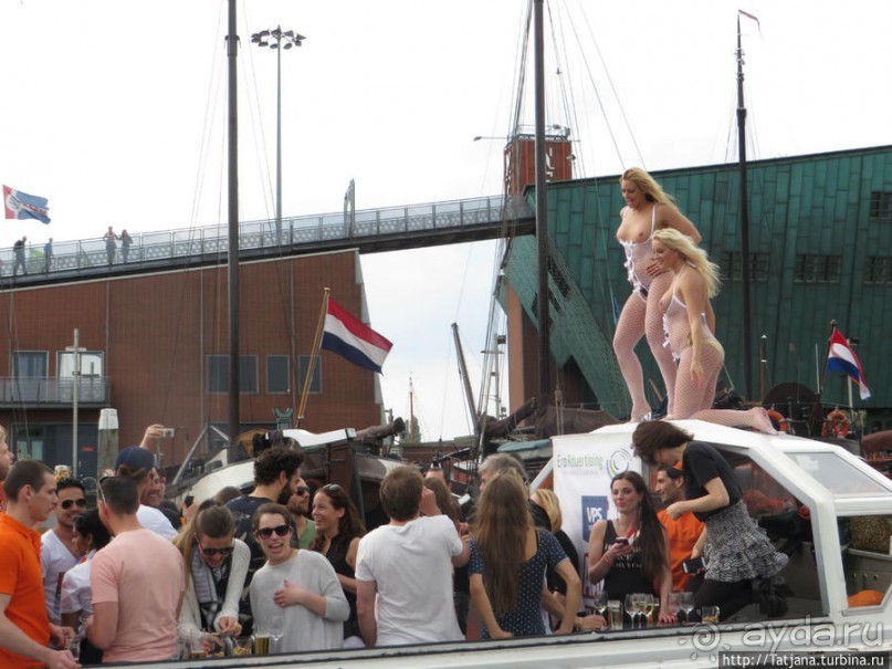 По каналам в день Короля в Амстердаме