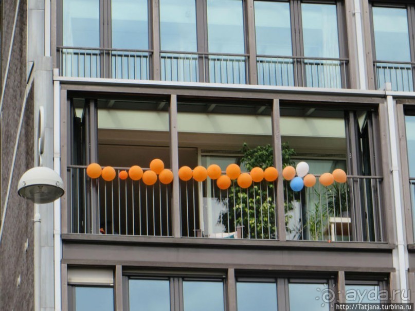 По каналам в день Короля в Амстердаме