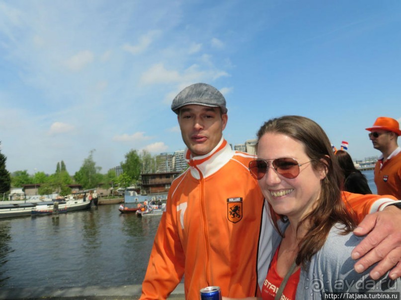 По каналам в день Короля в Амстердаме