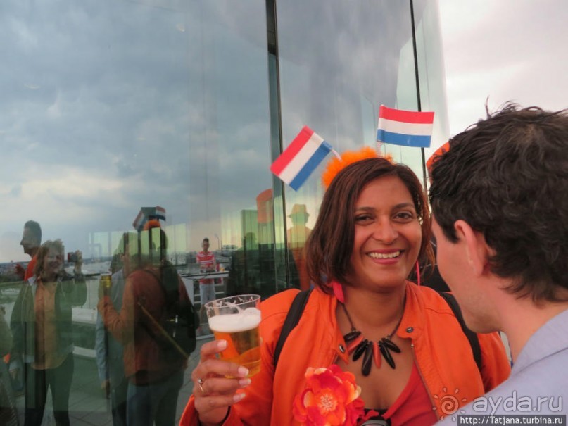 По каналам в день Короля в Амстердаме