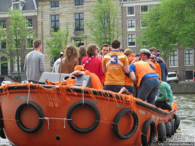 По каналам в день Короля в Амстердаме