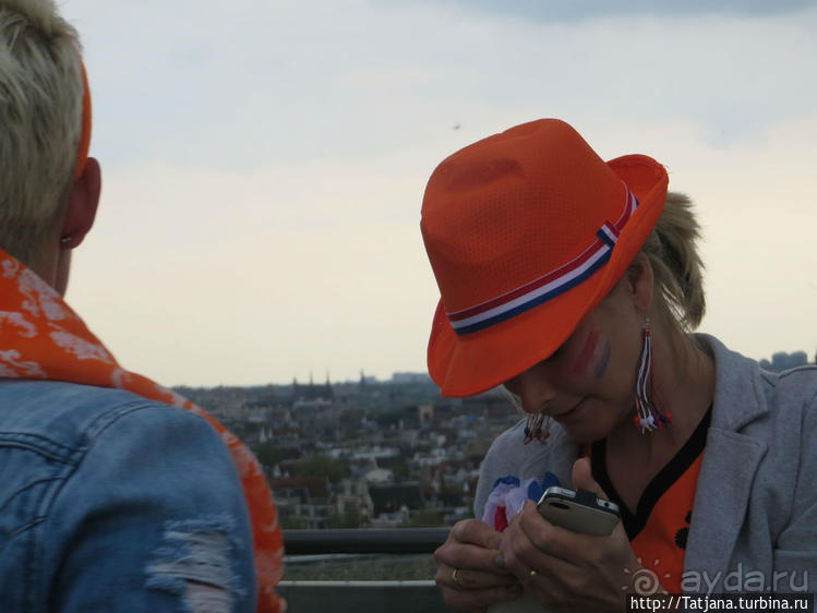 По каналам в день Короля в Амстердаме