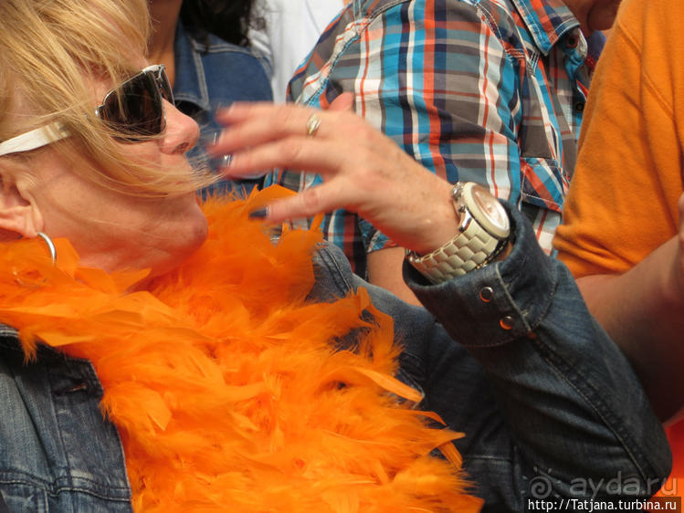 По каналам в день Короля в Амстердаме