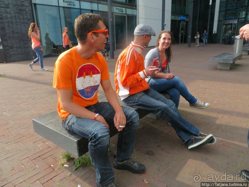 По каналам в день Короля в Амстердаме