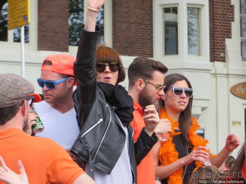 По каналам в день Короля в Амстердаме