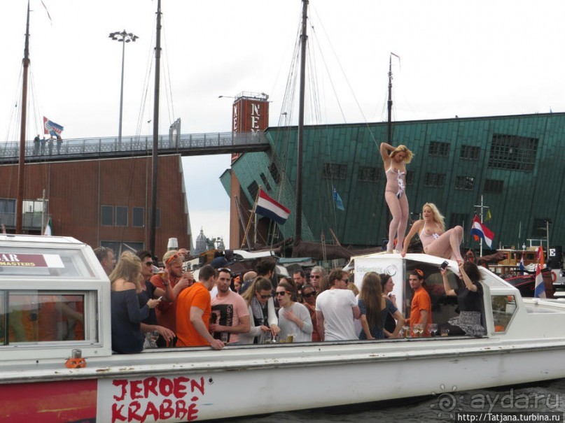 По каналам в день Короля в Амстердаме