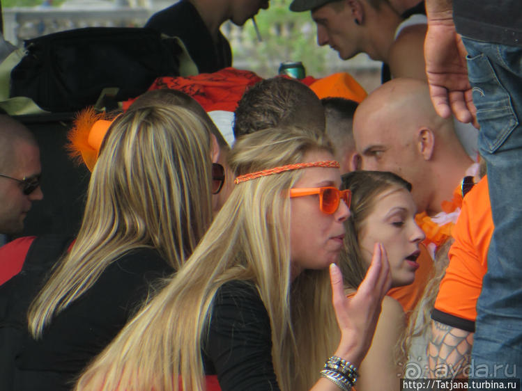 По каналам в день Короля в Амстердаме