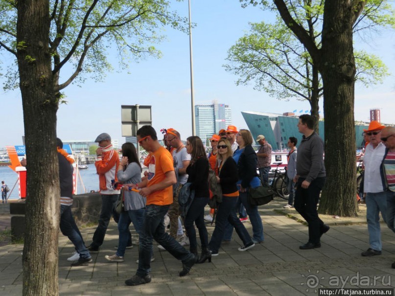 По каналам в день Короля в Амстердаме