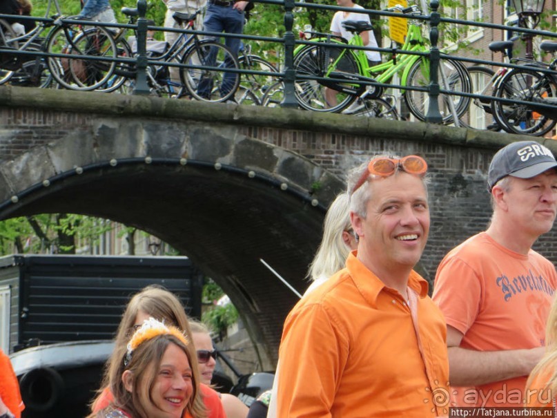 По каналам в день Короля в Амстердаме