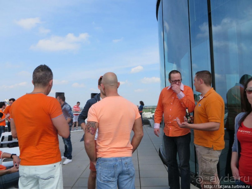 По каналам в день Короля в Амстердаме