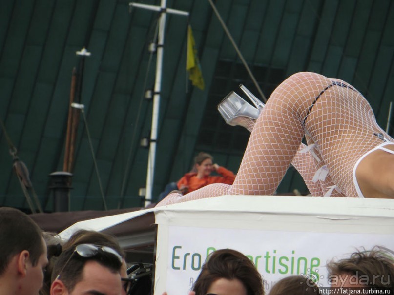 По каналам в день Короля в Амстердаме