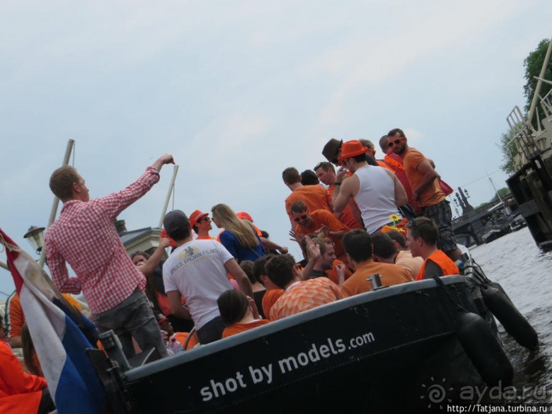 По каналам в день Короля в Амстердаме