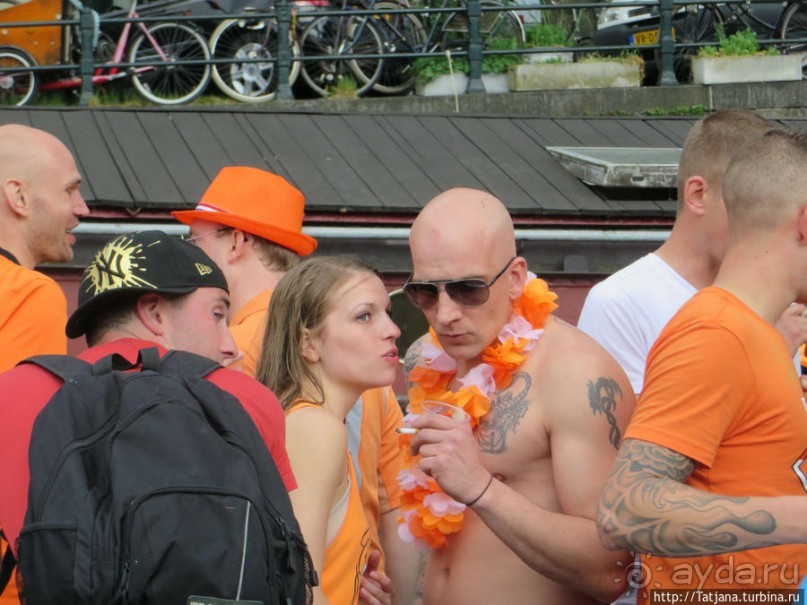 По каналам в день Короля в Амстердаме