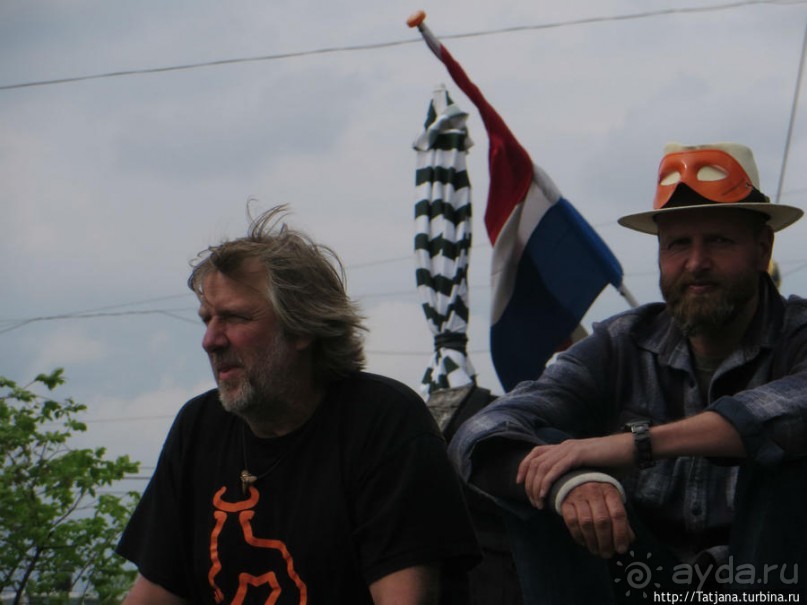 По каналам в день Короля в Амстердаме