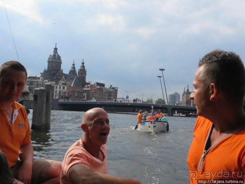 По каналам в день Короля в Амстердаме