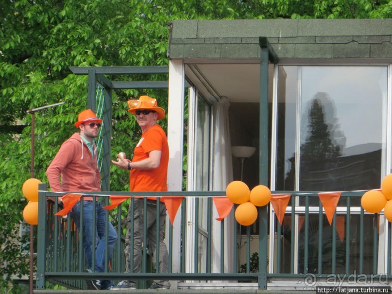 По каналам в день Короля в Амстердаме