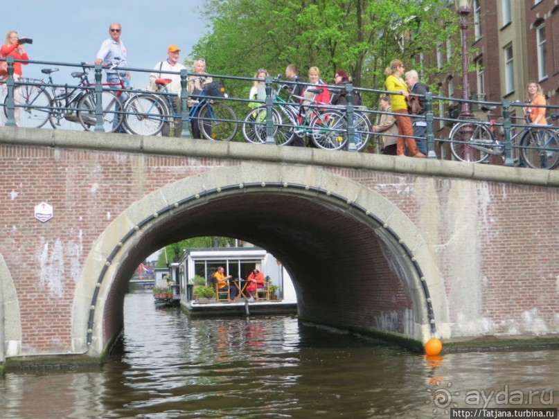 По каналам в день Короля в Амстердаме