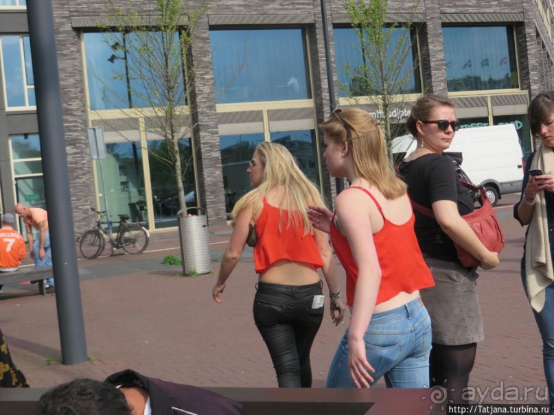 По каналам в день Короля в Амстердаме