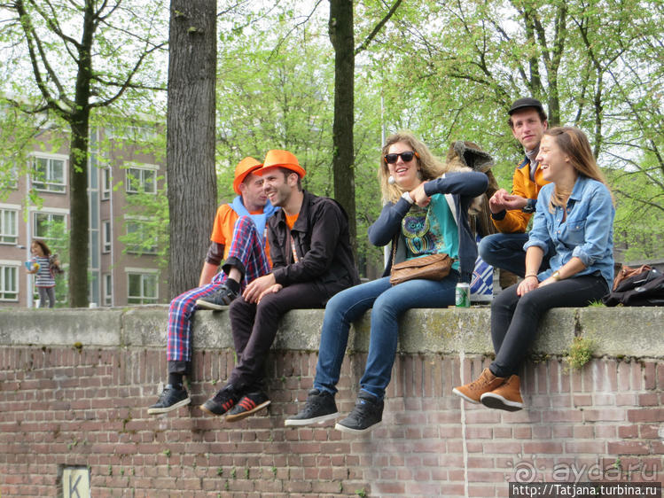 По каналам в день Короля в Амстердаме