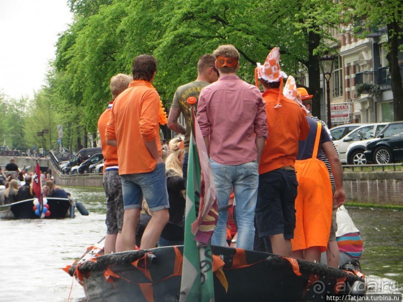 По каналам в день Короля в Амстердаме
