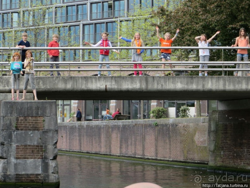 По каналам в день Короля в Амстердаме