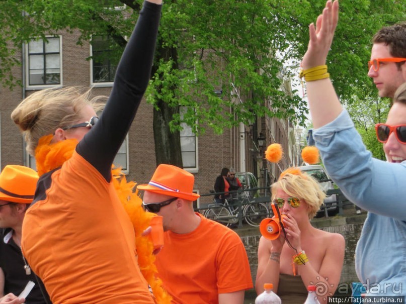 По каналам в день Короля в Амстердаме