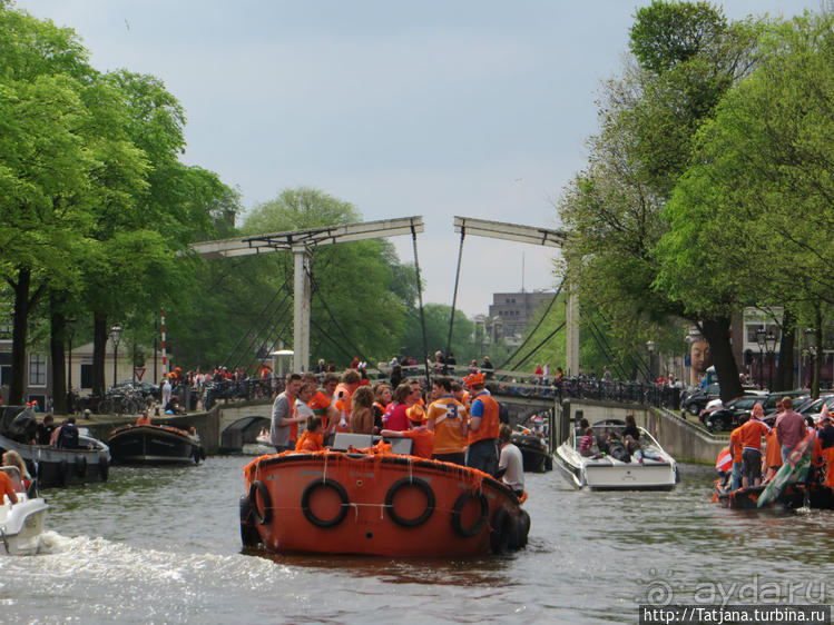 По каналам в день Короля в Амстердаме