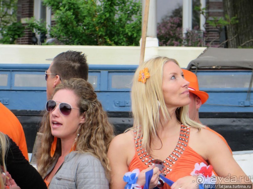 По каналам в день Короля в Амстердаме