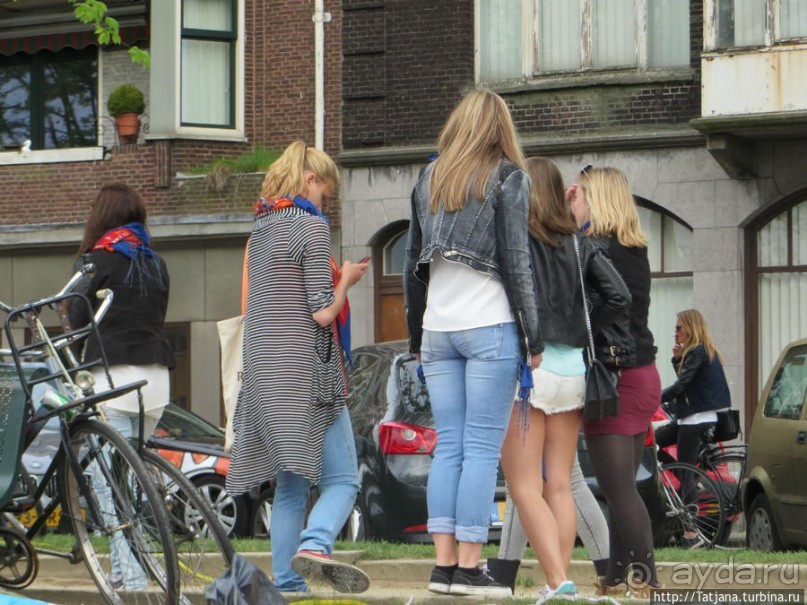 По каналам в день Короля в Амстердаме