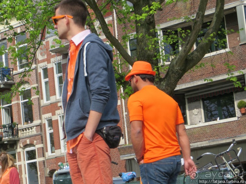 По каналам в день Короля в Амстердаме