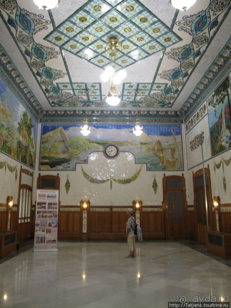 Великолепная мозаика в здании вокзала.