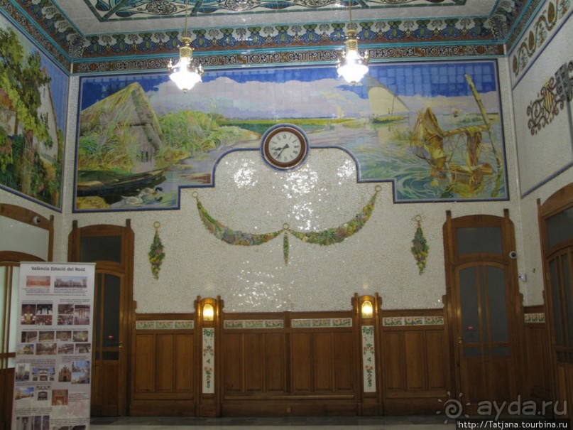 Великолепная мозаика в здании вокзала.