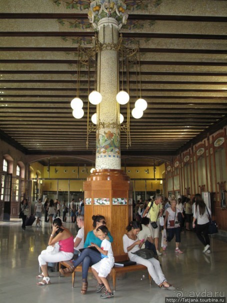 Великолепная мозаика в здании вокзала.