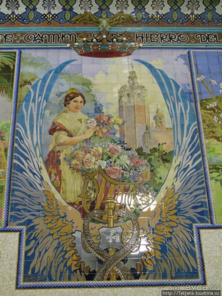 Великолепная мозаика в здании вокзала.