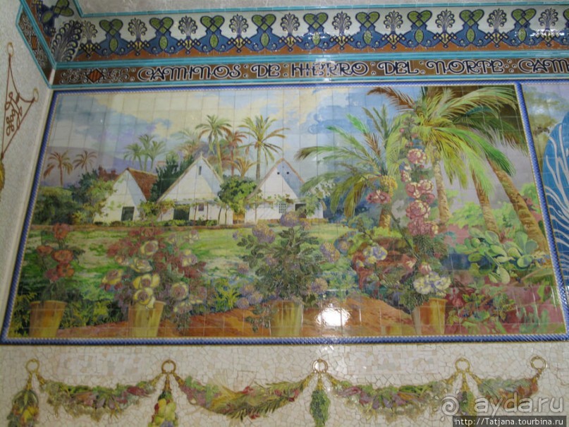 Великолепная мозаика в здании вокзала.