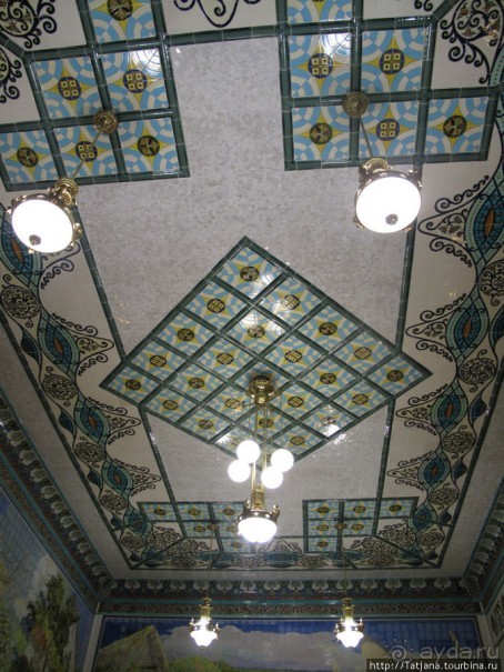 Великолепная мозаика в здании вокзала.