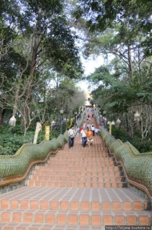 Ват Пхра Тхат Дой Сутхеп и лестница Нагов.