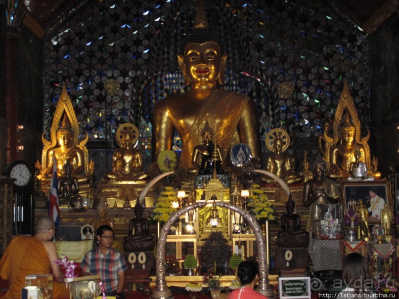 Ват Пхра Тхат Дой Сутхеп и лестница Нагов.