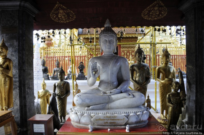 Ват Пхра Тхат Дой Сутхеп и лестница Нагов.