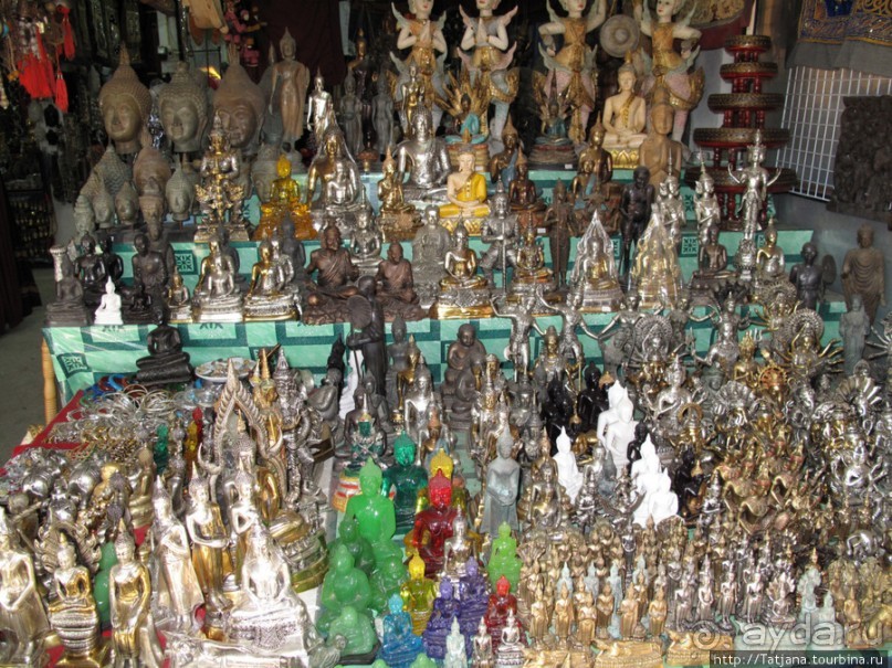 Ват Пхра Тхат Дой Сутхеп и лестница Нагов.